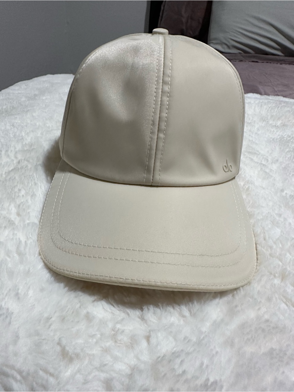 ALO Yoga Satin Off-Duty Cap - Creme